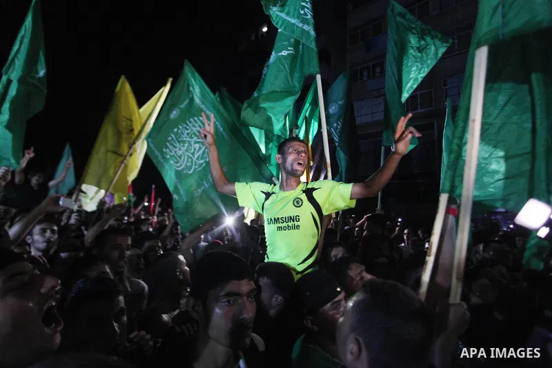Palestinians gather in the streets celebrating a ceasefire in Gaza City, 26 August 2014. Palestinian President Mahmoud Abbas announced on 26 August 2014 an Egyptian-brokered ceasefire proposal to end seven weeks of fight...
