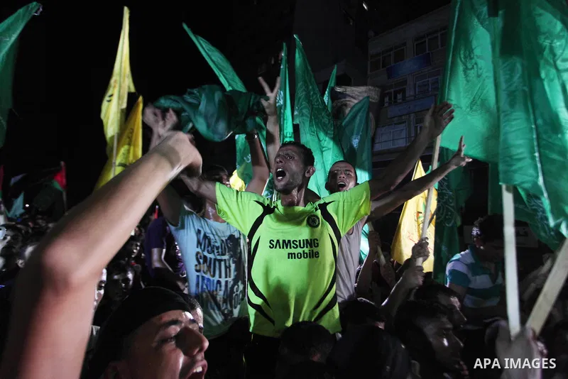 Palestinians gather in the streets celebrating a ceasefire in Gaza City, 26 August 2014. Palestinian President Mahmoud Abbas announced on 26 August 2014 an Egyptian-brokered ceasefire proposal to end seven weeks of fight...