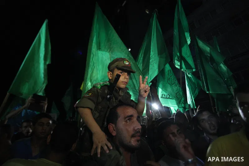 Palestinians gather in the streets celebrating a ceasefire in Gaza City, 26 August 2014. Palestinian President Mahmoud Abbas announced on 26 August 2014 an Egyptian-brokered ceasefire proposal to end seven weeks of fight...