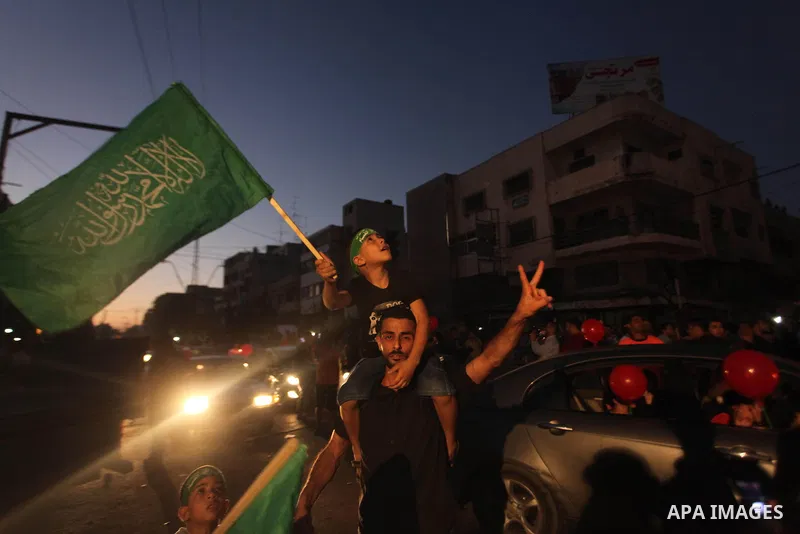 Palestinians gather in the streets celebrating a ceasefire in Gaza City, 26 August 2014. Palestinian President Mahmoud Abbas announced on 26 August 2014 an Egyptian-brokered ceasefire proposal to end seven weeks of fight...