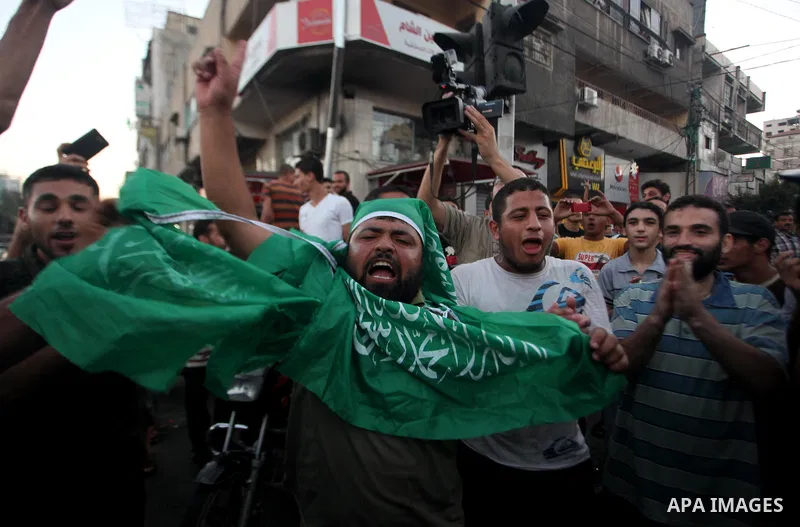 Palestinians gather in the streets celebrating a ceasefire in Gaza City, 26 August 2014. Palestinian President Mahmoud Abbas announced on 26 August 2014 an Egyptian-brokered ceasefire proposal to end seven weeks of fight...