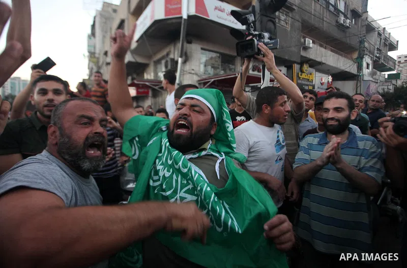 Palestinians gather in the streets celebrating a ceasefire in Gaza City, 26 August 2014. Palestinian President Mahmoud Abbas announced on 26 August 2014 an Egyptian-brokered ceasefire proposal to end seven weeks of fight...
