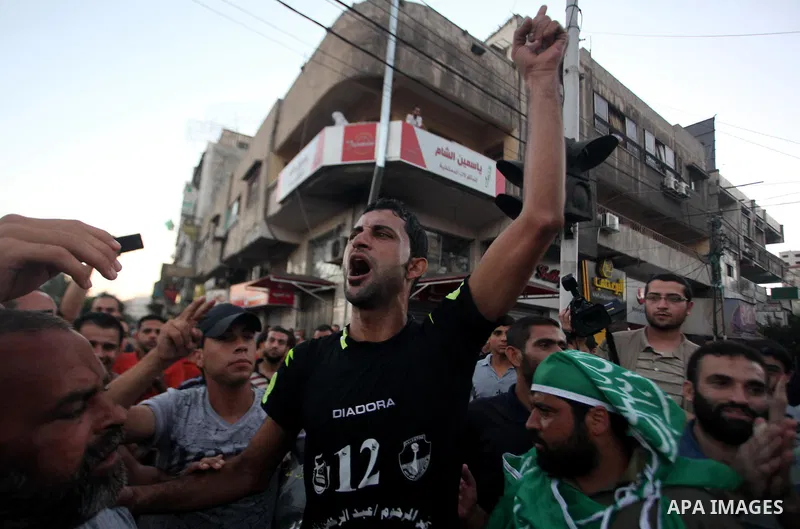 Palestinians gather in the streets celebrating a ceasefire in Gaza City, 26 August 2014. Palestinian President Mahmoud Abbas announced on 26 August 2014 an Egyptian-brokered ceasefire proposal to end seven weeks of fight...