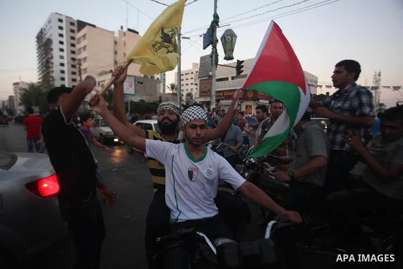 Palestinians gather in the streets celebrating a ceasefire in Gaza City, 26 August 2014. Palestinian President Mahmoud Abbas announced on 26 August 2014 an Egyptian-brokered ceasefire proposal to end seven weeks of fight...