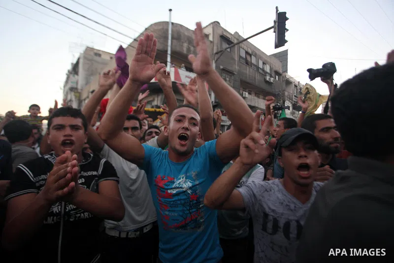 Palestinians gather in the streets celebrating a ceasefire in Gaza City, 26 August 2014. Palestinian President Mahmoud Abbas announced on 26 August 2014 an Egyptian-brokered ceasefire proposal to end seven weeks of fight...