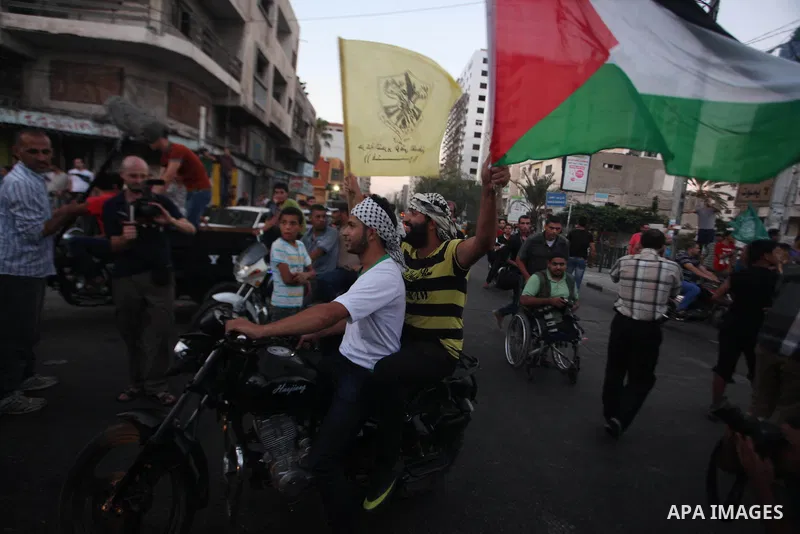 Palestinians gather in the streets celebrating a ceasefire in Gaza City, 26 August 2014. Palestinian President Mahmoud Abbas announced on 26 August 2014 an Egyptian-brokered ceasefire proposal to end seven weeks of fight...