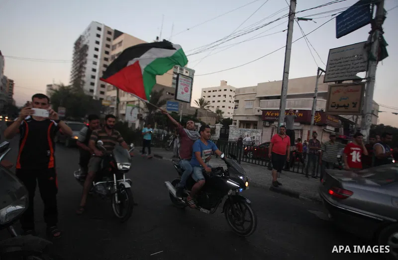 Palestinians gather in the streets celebrating a ceasefire in Gaza City, 26 August 2014. Palestinian President Mahmoud Abbas announced on 26 August 2014 an Egyptian-brokered ceasefire proposal to end seven weeks of fight...