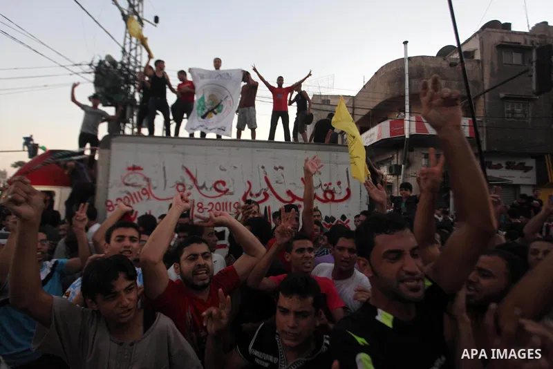 Palestinians gather in the streets celebrating a ceasefire in Gaza City, 26 August 2014. Palestinian President Mahmoud Abbas announced on 26 August 2014 an Egyptian-brokered ceasefire proposal to end seven weeks of fight...