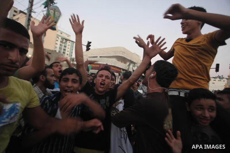 Palestinians gather in the streets celebrating a ceasefire in Gaza City, 26 August 2014. Palestinian President Mahmoud Abbas announced on 26 August 2014 an Egyptian-brokered ceasefire proposal to end seven weeks of fight...