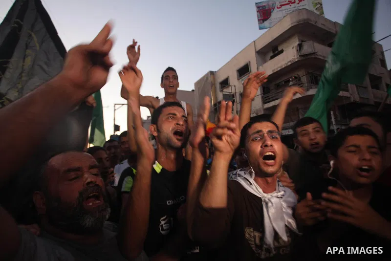 Palestinians gather in the streets celebrating a ceasefire in Gaza City, 26 August 2014. Palestinian President Mahmoud Abbas announced on 26 August 2014 an Egyptian-brokered ceasefire proposal to end seven weeks of fight...