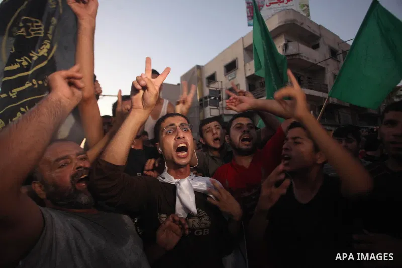 Palestinians gather in the streets celebrating a ceasefire in Gaza City, 26 August 2014. Palestinian President Mahmoud Abbas announced on 26 August 2014 an Egyptian-brokered ceasefire proposal to end seven weeks of fight...