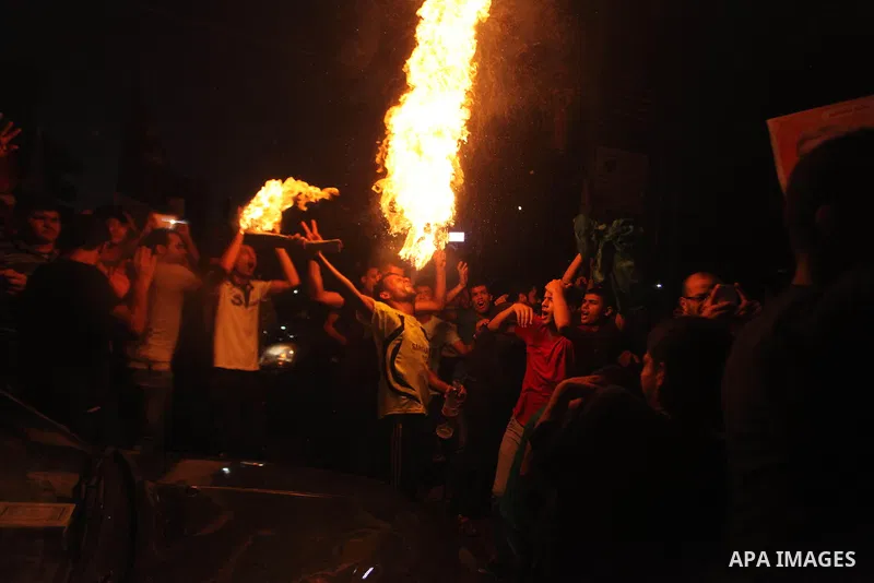 Palestinians gather in the streets celebrating a ceasefire in Gaza City, 26 August 2014. Palestinian President Mahmoud Abbas announced on 26 August 2014 an Egyptian-brokered ceasefire proposal to end seven weeks of fight...