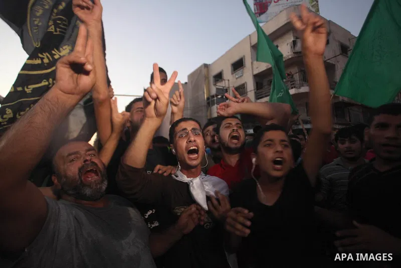 Palestinians gather in the streets celebrating a ceasefire in Gaza City, 26 August 2014. Palestinian President Mahmoud Abbas announced on 26 August 2014 an Egyptian-brokered ceasefire proposal to end seven weeks of fight...