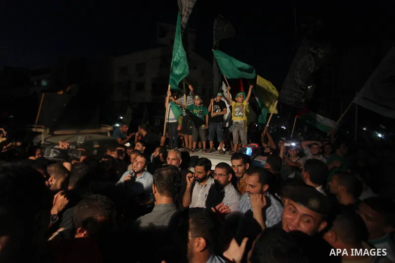 Palestinians gather in the streets celebrating a ceasefire in Gaza City, 26 August 2014. Palestinian President Mahmoud Abbas announced on 26 August 2014 an Egyptian-brokered ceasefire proposal to end seven weeks of fight...