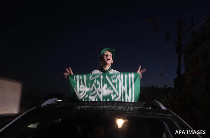 Palestinians gather in the streets celebrating a ceasefire in Gaza City, 26 August 2014. Palestinian President Mahmoud Abbas announced on 26 August 2014 an Egyptian-brokered ceasefire proposal to end seven weeks of fight...