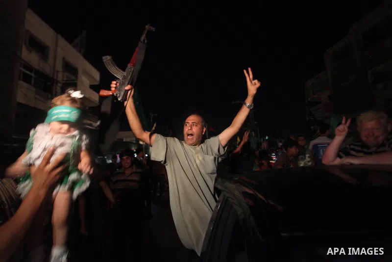 Palestinians gather in the streets celebrating a ceasefire in Gaza City, 26 August 2014. Palestinian President Mahmoud Abbas announced on 26 August 2014 an Egyptian-brokered ceasefire proposal to end seven weeks of fight...