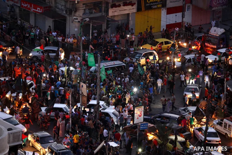 Palestinians gather in the streets celebrating a ceasefire in Gaza City, 26 August 2014. Palestinian President Mahmoud Abbas announced on 26 August 2014 an Egyptian-brokered ceasefire proposal to end seven weeks of fight...