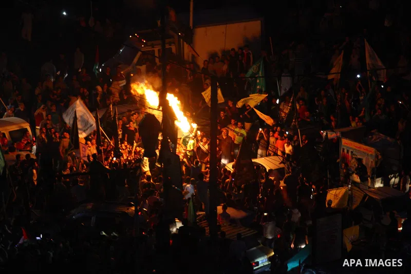 Palestinians gather in the streets celebrating a ceasefire in Gaza City, 26 August 2014. Palestinian President Mahmoud Abbas announced on 26 August 2014 an Egyptian-brokered ceasefire proposal to end seven weeks of fight...