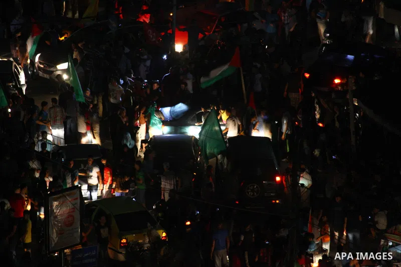 Palestinians gather in the streets celebrating a ceasefire in Gaza City, 26 August 2014. Palestinian President Mahmoud Abbas announced on 26 August 2014 an Egyptian-brokered ceasefire proposal to end seven weeks of fight...