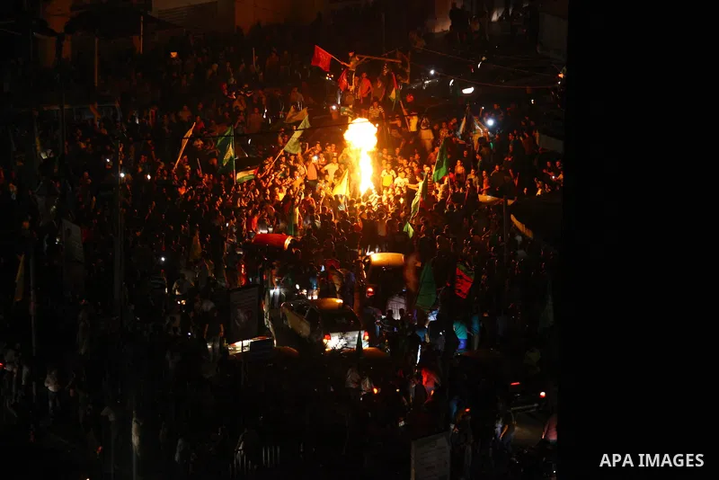 Palestinians gather in the streets celebrating a ceasefire in Gaza City, 26 August 2014. Palestinian President Mahmoud Abbas announced on 26 August 2014 an Egyptian-brokered ceasefire proposal to end seven weeks of fight...