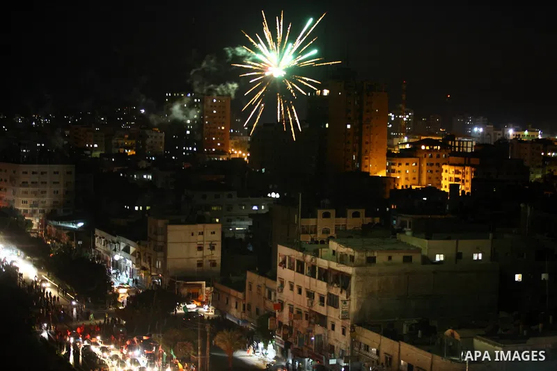 Palestinians gather in the streets celebrating a ceasefire in Gaza City, 26 August 2014. Palestinian President Mahmoud Abbas announced on 26 August 2014 an Egyptian-brokered ceasefire proposal to end seven weeks of fight...