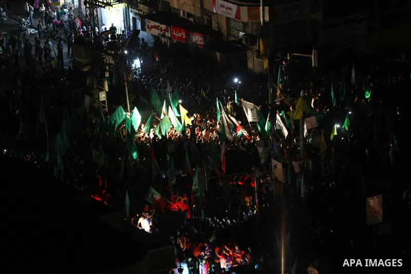 Palestinians gather in the streets celebrating a ceasefire in Gaza City, 26 August 2014. Palestinian President Mahmoud Abbas announced on 26 August 2014 an Egyptian-brokered ceasefire proposal to end seven weeks of fight...