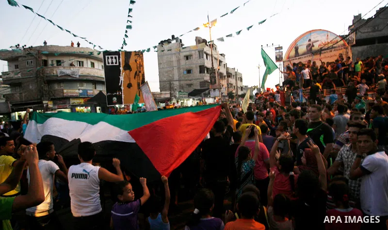 Palestinians gather in the streets celebrating a ceasefire in Rafah southern Gaza strip, 26 August 2014. Palestinian President Mahmoud Abbas announced on 26 August 2014 an Egyptian-brokered ceasefire proposal to end seve...