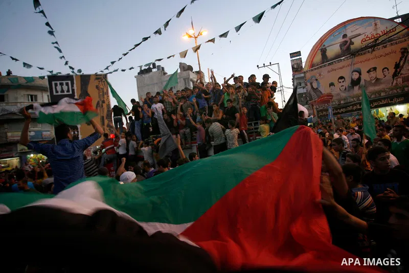 Palestinians gather in the streets celebrating a ceasefire in Rafah southern Gaza strip, 26 August 2014. Palestinian President Mahmoud Abbas announced on 26 August 2014 an Egyptian-brokered ceasefire proposal to end seve...