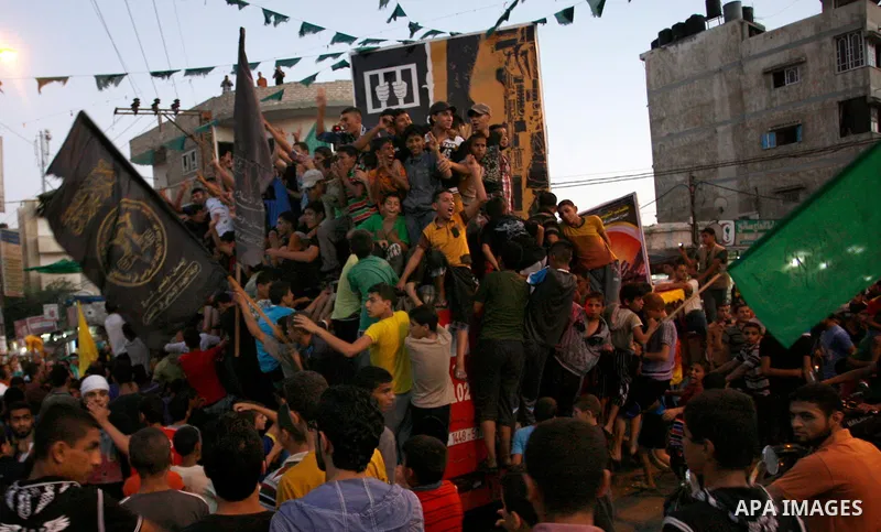 Palestinians gather in the streets celebrating a ceasefire in Rafah southern Gaza strip, 26 August 2014. Palestinian President Mahmoud Abbas announced on 26 August 2014 an Egyptian-brokered ceasefire proposal to end seve...