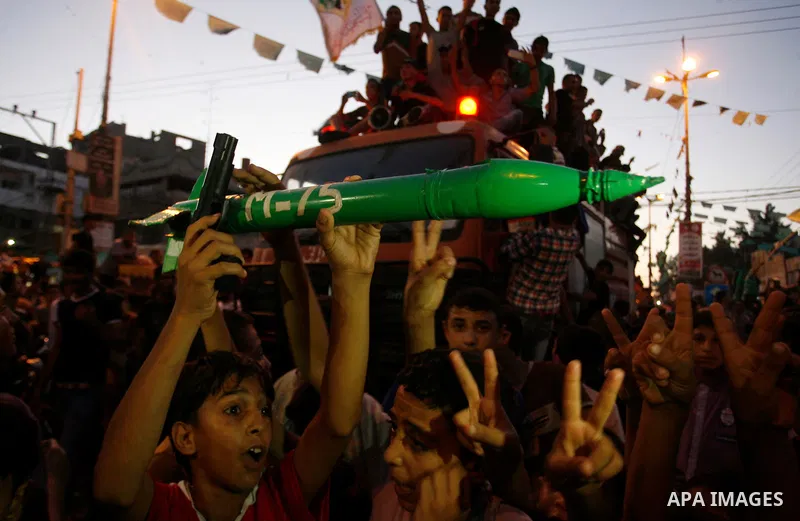 Palestinians gather in the streets celebrating a ceasefire in Rafah southern Gaza strip, 26 August 2014. Palestinian President Mahmoud Abbas announced on 26 August 2014 an Egyptian-brokered ceasefire proposal to end seve...