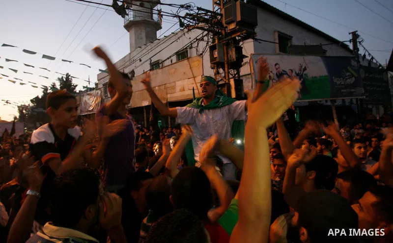 Palestinians gather in the streets celebrating a ceasefire in Rafah southern Gaza strip, 26 August 2014. Palestinian President Mahmoud Abbas announced on 26 August 2014 an Egyptian-brokered ceasefire proposal to end seve...