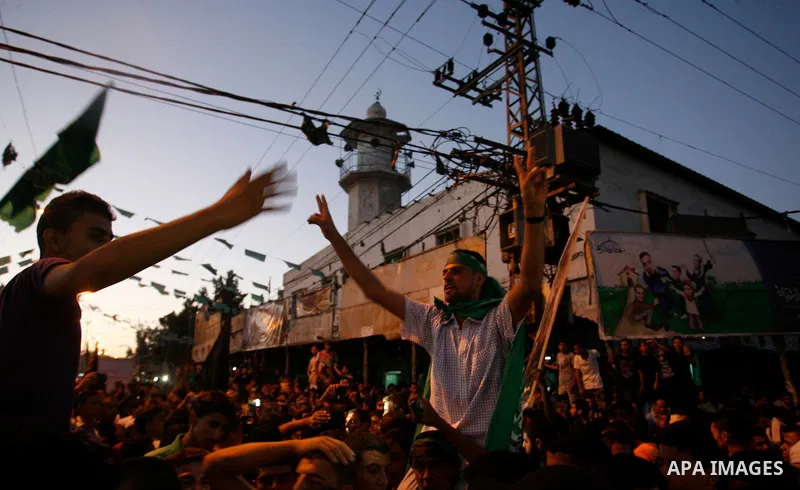 Palestinians gather in the streets celebrating a ceasefire in Rafah southern Gaza strip, 26 August 2014. Palestinian President Mahmoud Abbas announced on 26 August 2014 an Egyptian-brokered ceasefire proposal to end seve...