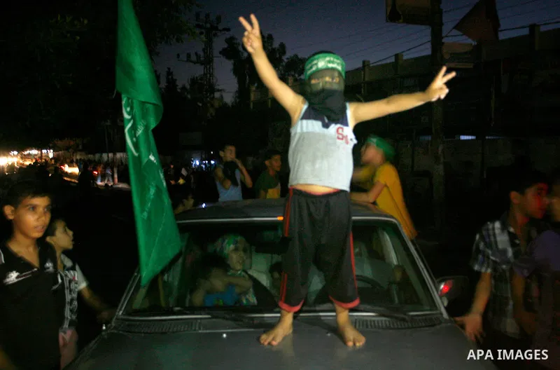 Palestinians gather in the streets celebrating a ceasefire in Rafah southern Gaza strip, 26 August 2014. Palestinian President Mahmoud Abbas announced on 26 August 2014 an Egyptian-brokered ceasefire proposal to end seve...