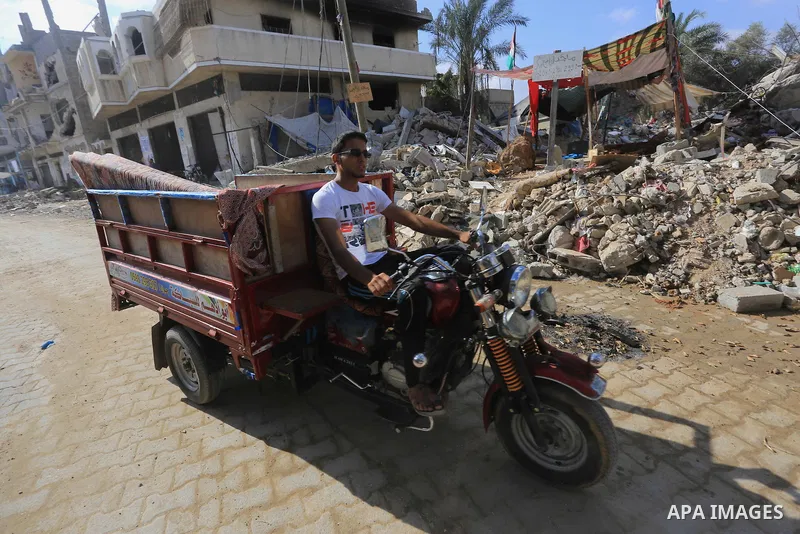 Palestinians return to their homes in Gaza City on August 27, 2014, following the long-term truce agreed between Israel and the Palestinians. The open-ended ceasefire in the Gaza war between Israel and the Palestinians h...