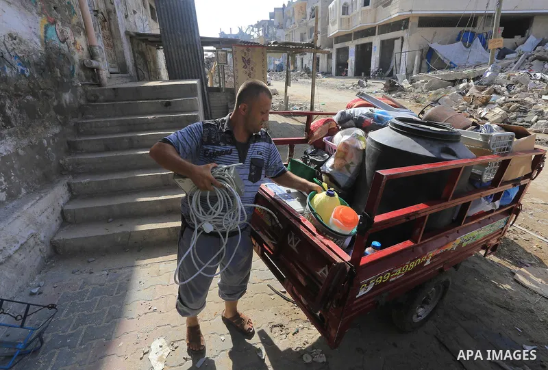 Palestinians collect their baggage as they prepare to return home in Gaza City's Shejaiya neighbourhood on August 27, 2014, following the long-term truce agreed between Israel and the Palestinians. The open-ended ceasefi...