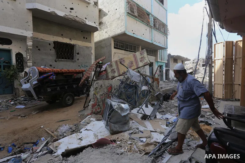 Palestinians return to their homes in Gaza City on August 27, 2014, following the long-term truce agreed between Israel and the Palestinians. The open-ended ceasefire in the Gaza war between Israel and the Palestinians h...
