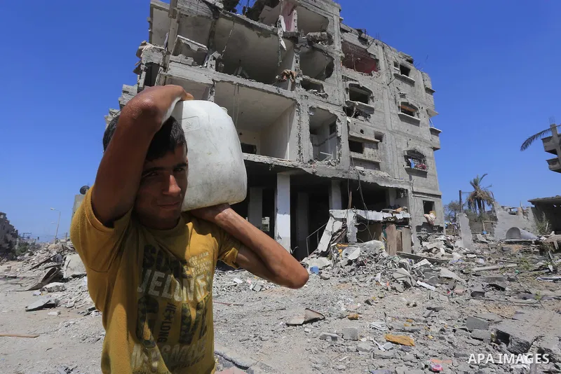 Palestinians return to their homes in Gaza City on August 27, 2014, following the long-term truce agreed between Israel and the Palestinians. The open-ended ceasefire in the Gaza war between Israel and the Palestinians h...