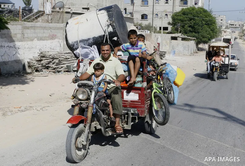 Palestinians return to their homes in Rafah southern Gaza strip on August 27, 2014, following the long-term truce agreed between Israel and the Palestinians. The open-ended ceasefire in the Gaza war between Israel and th...
