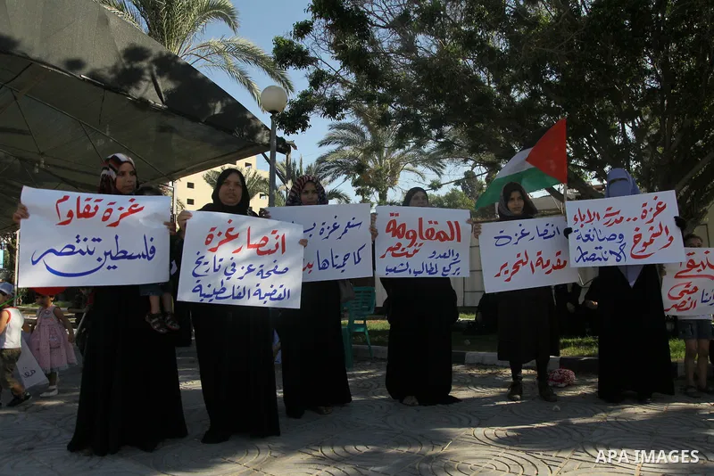 Palestinians Hamas supporters celebrate with people a victory over Israel, in Gaza City August 27, 2014. An open-ended ceasefire in the Gaza war held on Wednesday as Prime Minister Benjamin Netanyahu faced strong critici...