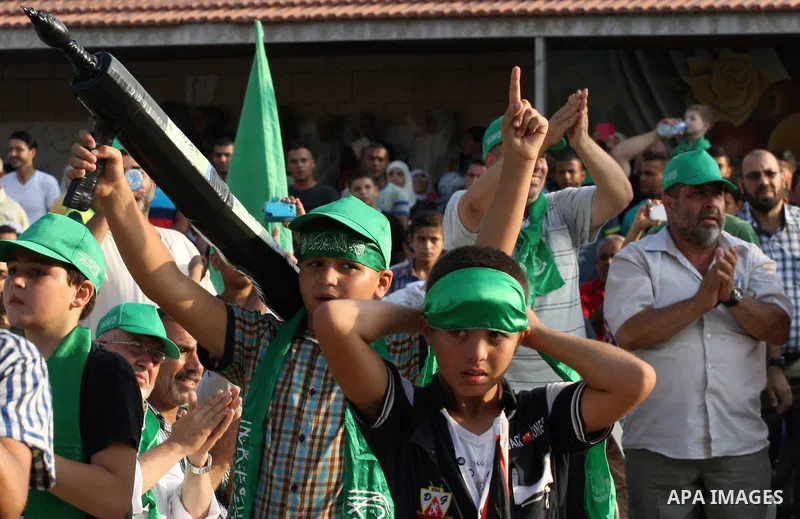 Palestinians who support the Islamic Hamas movement hold a rally showing their support and solidarity with Hamas in the West Bank city of Tulkarem, 30 August 2014. An indefinite ceasefire to end seven weeks of fighting b...