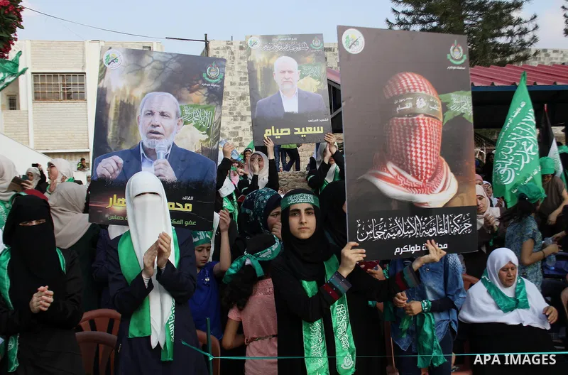 Palestinians who support the Islamic Hamas movement hold a rally showing their support and solidarity with Hamas in the West Bank city of Tulkarem, 30 August 2014. An indefinite ceasefire to end seven weeks of fighting b...