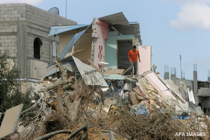Palestinians return to their houses which destroyed during fighting between Hamas militants and Israel in Absan near the border between Israel and east of the town of Khan Yunis in the southern Gaza Strip September 2, 20...
