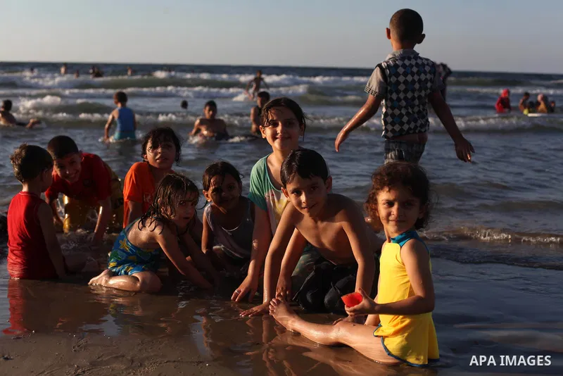 Palestinians enjoy a day on the beach of Gaza sea on Sep. 07, 2014. Photo by Ashraf Amra