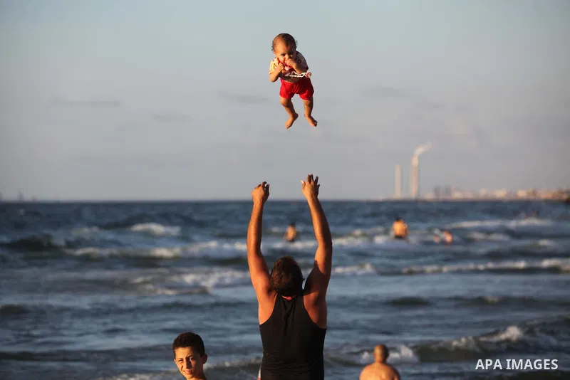 Palestinians enjoy a day on the beach of Gaza sea on Sep. 07, 2014. Photo by Ashraf Amra