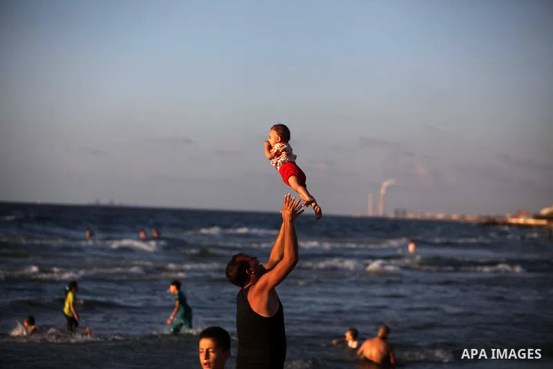Palestinians enjoy a day on the beach of Gaza sea on Sep. 07, 2014. Photo by Ashraf Amra