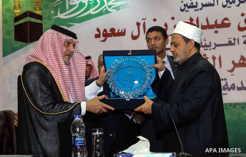 Sheikh Ahmed el-Tayeb, A head of Egypt's Al-Azhar, during the granting of an honorary doctorate to Saudi Arabia's King Abdullah bin Abdul Aziz al-Saud, and receives it Saudi Foreign Minister Prince Saud al-Faisal in cair...