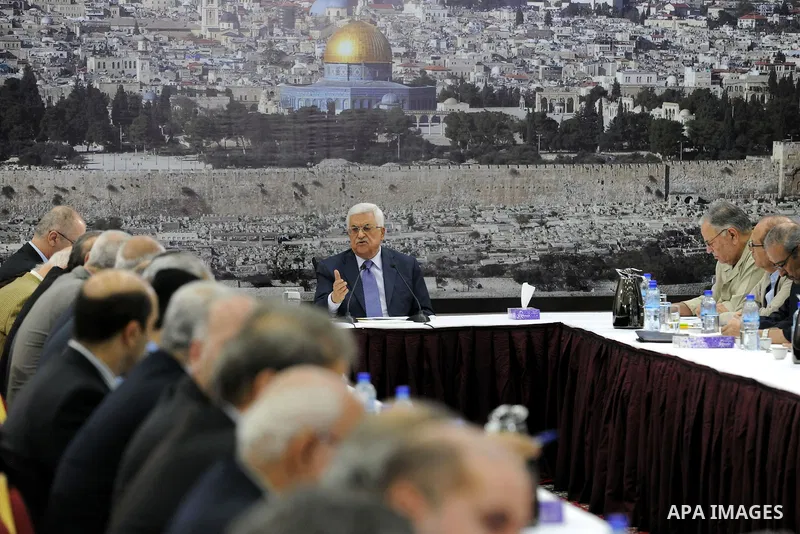 President Mahmoud Abbas meets with members of Palestinian leadership, in the West Bank city of Ramallah, September 11, 2014. Photo by Thaer Ganaim