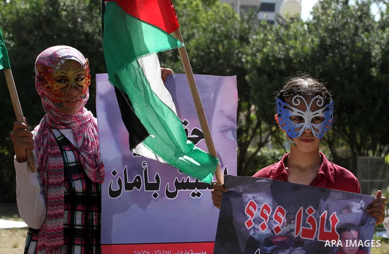 Palestinians children hold banners and flags during "entertainment Day" in Gaza City on Sep. 13, 2014. Photo by Mohammed Asad