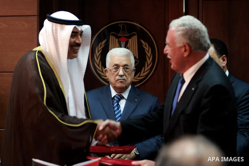 Kuwait's Minister of Foreign Affairs Sheikh Sabah al Khalid al Sabah shakes hands with his Palestinian counterpart Riyad al-Maliki during a signing ceremony in the West Bank city of Ramallah, September 14, 2014. Photo by...