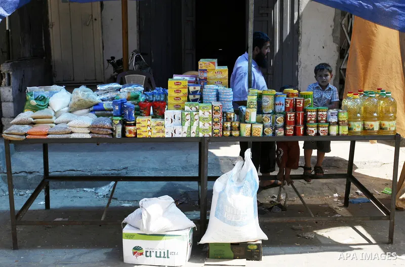 Palestinians shop at a street market in Rafah in the southern Gaza Strip on Sept. 17, 2014. An open-ended ceasefire between Israel and Hamas-led Gaza militants, mediated by Egypt, took effect on August 26 after a seven-w...